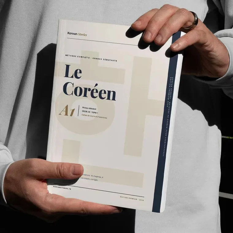 Le Livret A1 Korean Stories tenu à deux mains