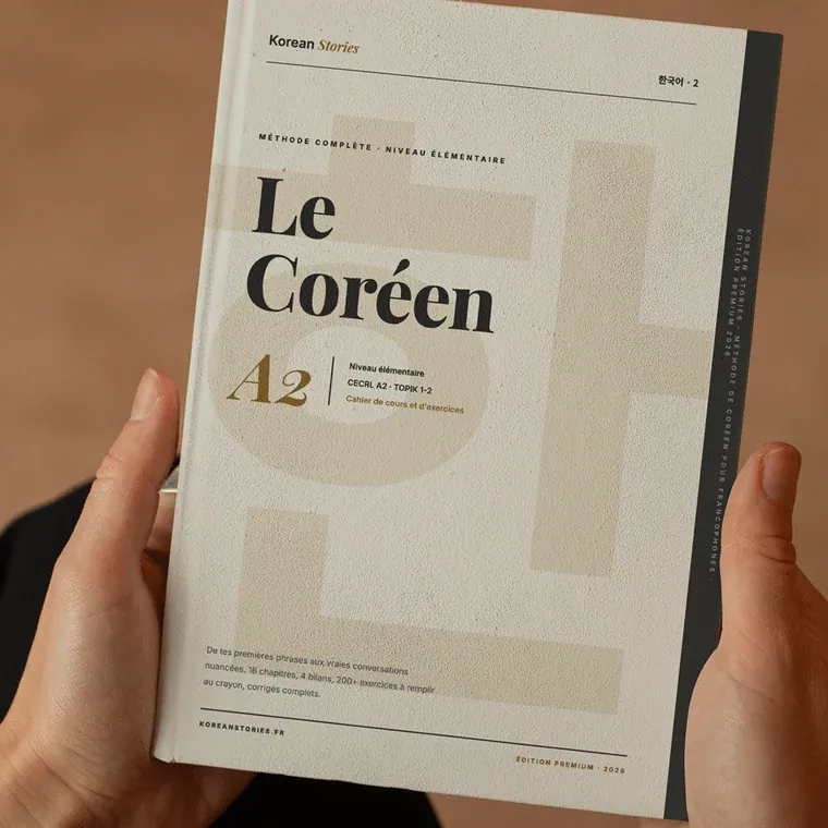 Le Livret A2 Korean Stories, cahier de cours et d'exercices niveau élémentaire, tenu à deux mains